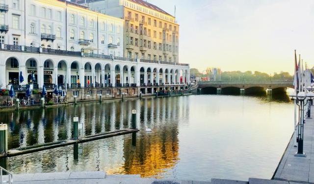 Alsterarkaden Hamburg im Sonnenaufgang