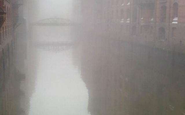 Fleet und Brücke in der Hamburger Speicherstadt im Nebel