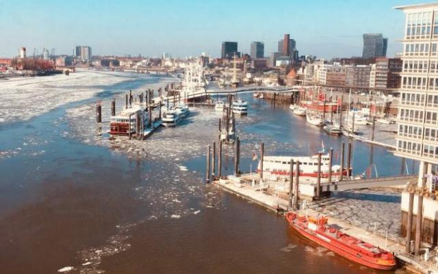 Blick von der Plaza der Elbphilharmonie Hamburg
