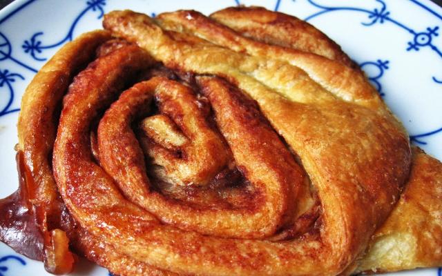 Franzbrötchen auf Meißener-Porzellan-Teller