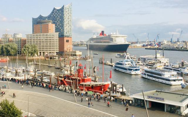 Blick auf Elbphilharmonie mit Kreuzfahrtschiff